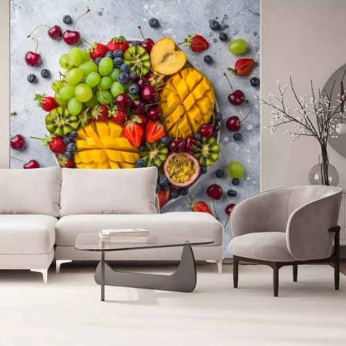 Sticker heerlijke fruit- en bessenschotel. Mango, kiwi, aardbei, druif, kers, bosbes, perzik en passievrucht