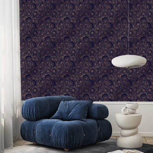 Behang Sierbloemen in imitatiegoudtinten op een marineblauwe achtergrond