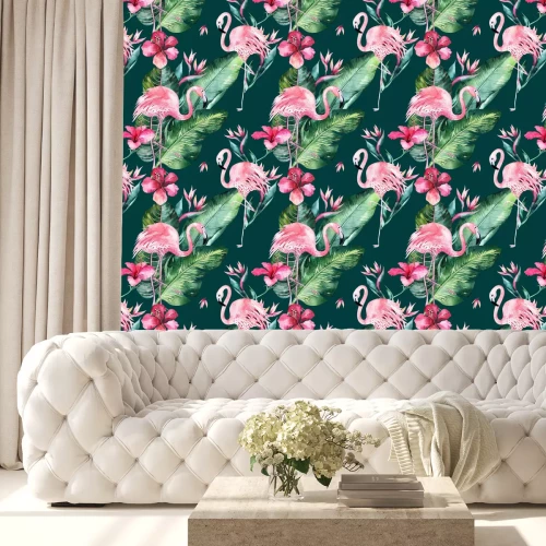 Behang Flamingo's en monstera bladeren op motief met groene achtergrond