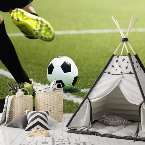 Sticker Een speler die de bal uit de hoek van het veld trapt