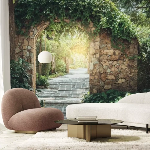 Fotobehang Een stenen gang die naar de tuin leidt