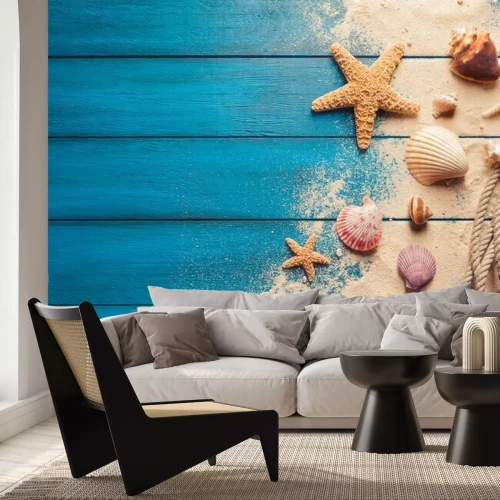 Sticker strandtafereel concept met zeeschelpen en zeesterren op een blauwe houten achtergrond