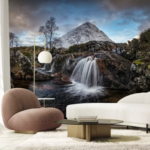 Fotobehang Verbazingwekkend natuurlijk landschap van Schotland. Een waterval met sneeuw behandelde berg op de achtergrond. Schotland is gewoon zo mooi.