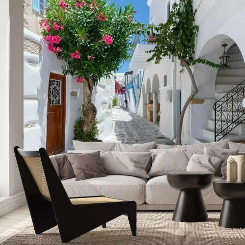 Fotobehang Een straat tussen witte huizen op Santorini