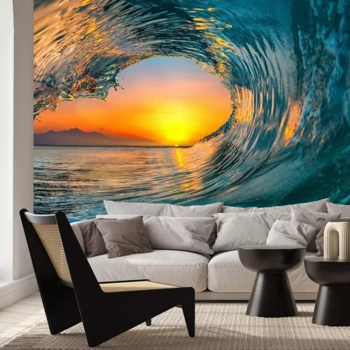 Fotobehang Zeegolf tegen de achtergrond van de zonsondergang