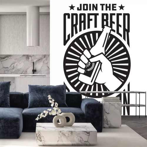 Sticker Craft Beer Revolution vector badge of labelontwerp. Vuist die een fles ambachtbier in retro ontwerp van de embleembanner houdt.