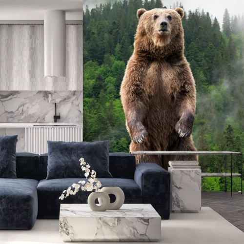 Fotobehang Een grote bruine beer tegen een mistig landschap