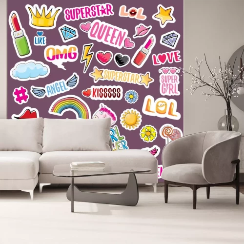 Sticker Jeugdafbeeldingen en inscripties op een paarse achtergrond