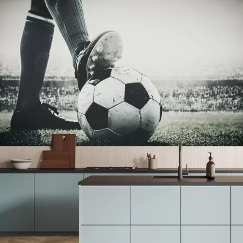 Fotobehang Voeten van voetballer betreden voetbalbal voor aftrap in het stadion zwart en wit