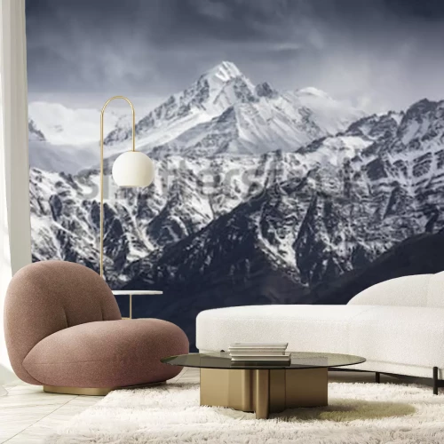 Fotobehang Besneeuwde bergen in donkere kleuren