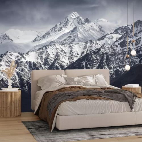 Fotobehang Besneeuwde bergen in donkere kleuren