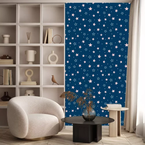 Behang Leuk naadloos patroon met verspreide sterren en ronde punten. Herhaalde girly-print. Blauwe, roze, witte kleuren.