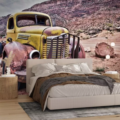 Fotobehang Oude auto achtergelaten in een kloof