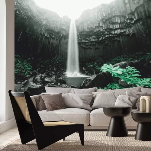 Fotobehang Waterval in een grot met groene planten