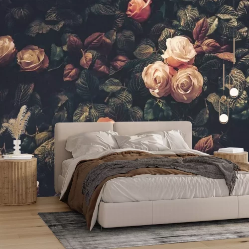 Fotobehang Chique rozen op donkere bladeren