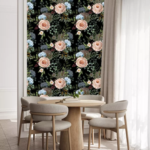 Behang Kleurrijke bloemen en bladeren op een zwarte achtergrond in armoedige stijl