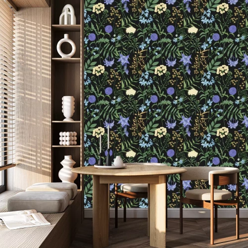 Behang Blauwe en gele wilde bloemen op een zwarte achtergrond