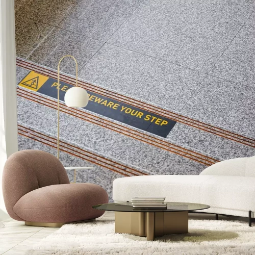 Sticker Let op uw stapsticker op gepolijste stenen vloer van dichtbij.