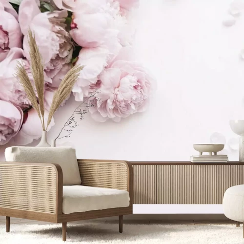 Fotobehang Roze pioenroos en verspreide bloemblaadjes