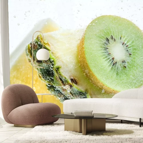 Sticker Plakjes verse ananas en kiwi in helder helder water.