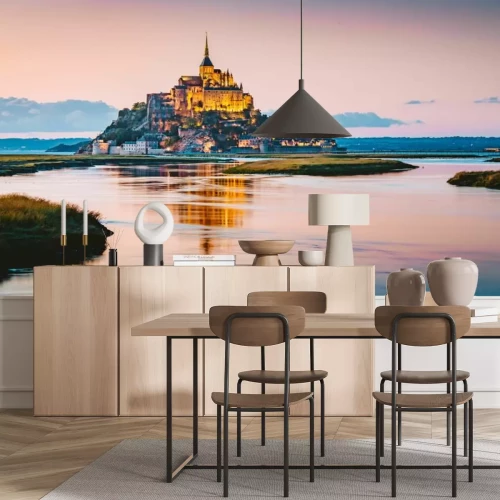 Fotobehang Een verlicht kasteel omgeven door water