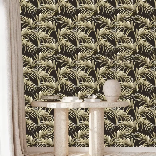 Behang Beige palmbladeren op een donkere achtergrond