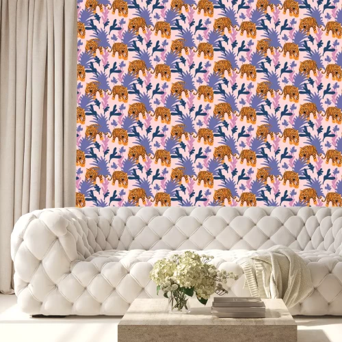 Behang Vector naadloos patroon met tijgers in de wildernis. Tropische roze en paarse achtergrond voor stof- en behangafdrukken. Brullende wilde kat in bos.