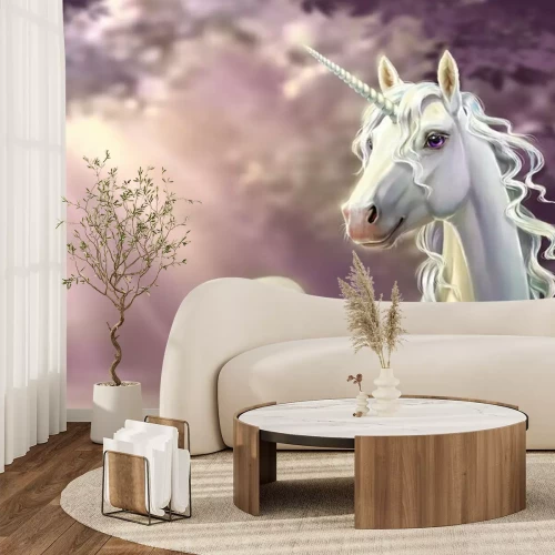 Fotobehang Een witte eenhoorn tegen de bosachtergrond