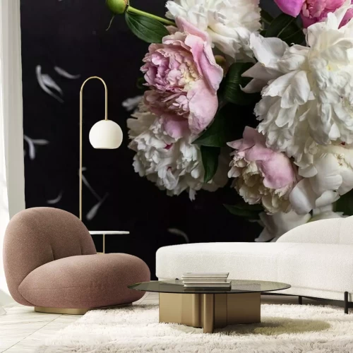 Fotobehang Witte en roze pioenrozen op een zwarte achtergrond