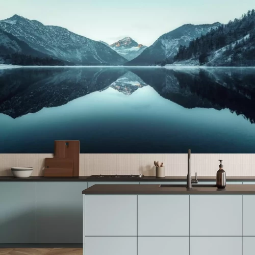 Fotobehang Winterlandschap met een bergmeer