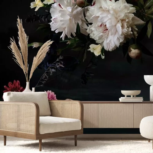 Fotobehang Een elegante compositie van tuinbloemen op een zwarte achtergrond