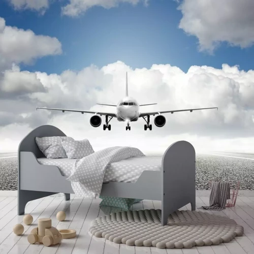 Fotobehang Een vliegtuig dat opstijgt vanaf de landingsbaan met wolken op de achtergrond