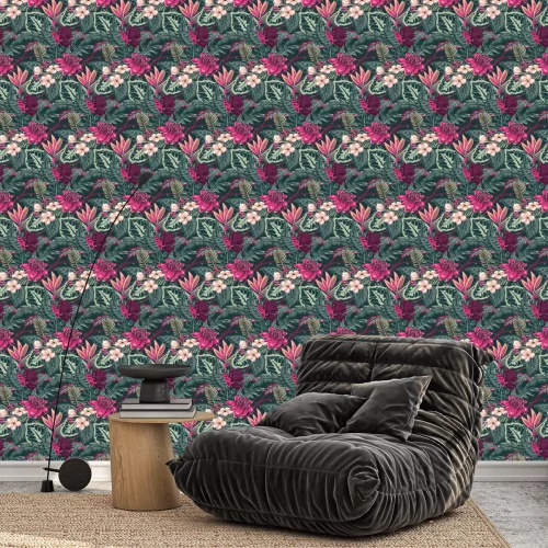 Behang Groene bladeren en roze tropische bloemen