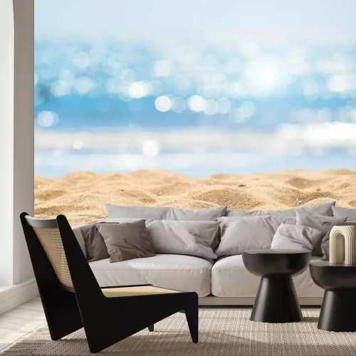 Fotobehang Het strand en de blauwe zee zijn in de verte zichtbaar