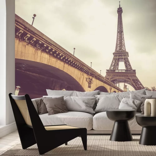Fotobehang De brug en de Eiffeltoren op een bewolkte dag