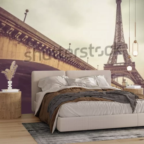 Fotobehang De brug en de Eiffeltoren op een bewolkte dag