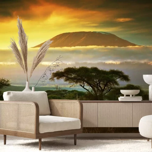 Fotobehang Savanne en Kilimanjaro tussen de wolken