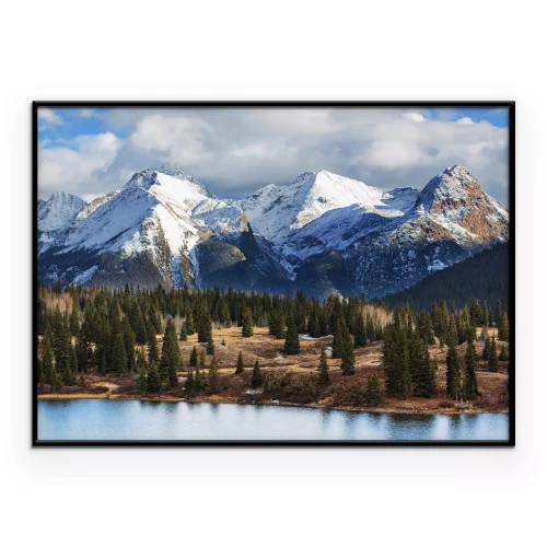Poster Besneeuwde bergtoppen boven het meer en het bos.