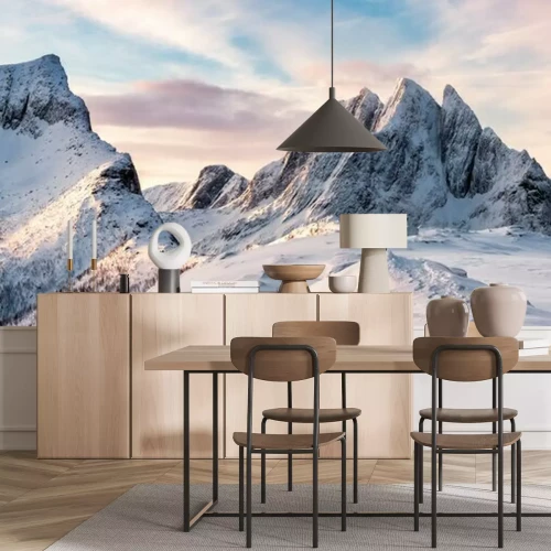 Fotobehang Een panorama van met sneeuw bedekte bergen tegen een heldere hemel