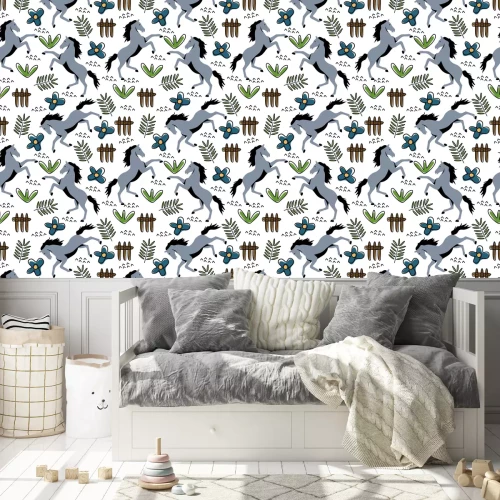 Behang Grijze paarden blauwe bloemen en piketomheining