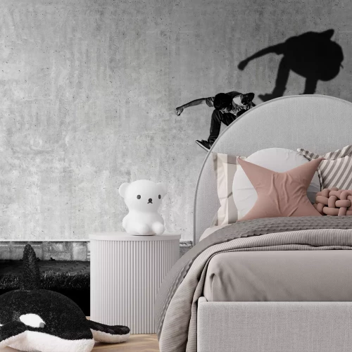 Fotobehang Een skateboarder die een trick over de trap uitvoert