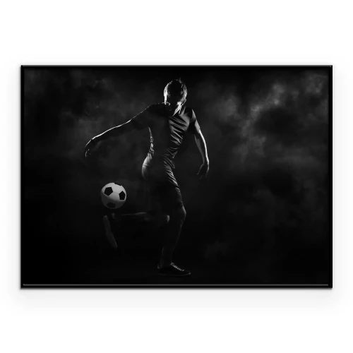 Poster Een jonglerende voetballer tegen een zwarte achtergrond.