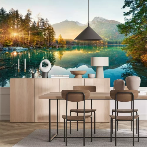 Fotobehang Zonnestralen in de bergen schijnen door de bomen