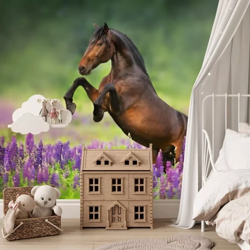Fotobehang Een paard steigert in een lavendelveld