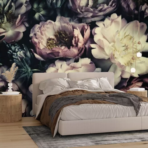 Fotobehang Weelderige bloemknoppen op een zwarte achtergrond in barokstijl