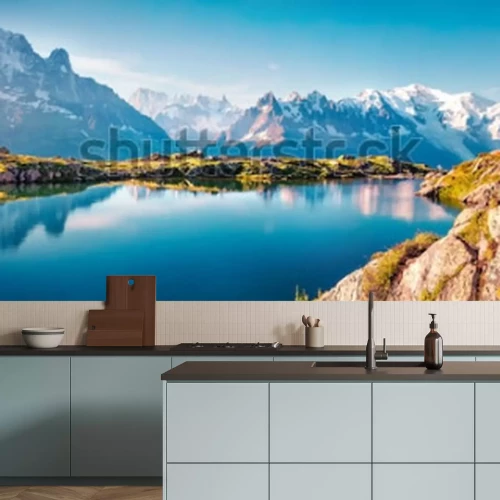 Sticker Kleurrijk de zomerpanorama van het meer van Lac Blanc met Mont Blanc (Monte Bianco) op achtergrond, Chamonix-plaats. Mooie openluchtscène in het Natuurreservaat van Vallon DE Berard, Graian-Alpen, Fra