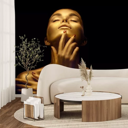 Fotobehang Een vrouw met een gouden huid