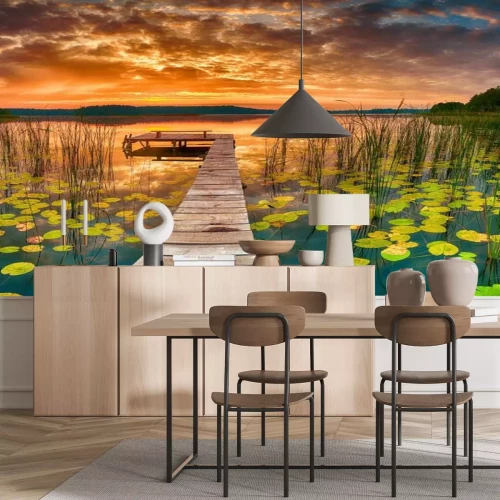 Fotobehang Zonsopgang weerspiegeld in het meer en het bos