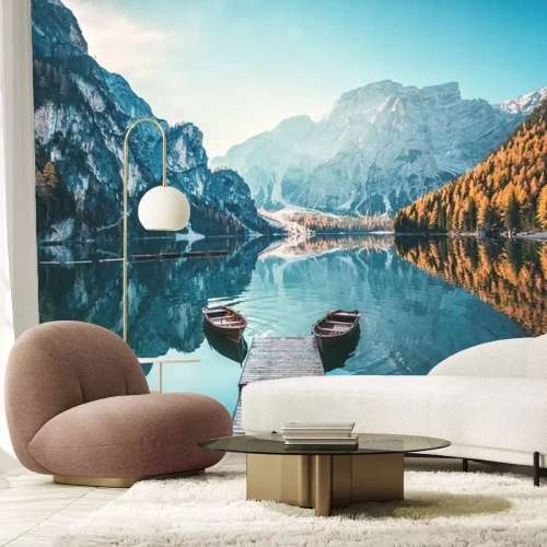 Fotobehang Boten op het meer van Braies in de Dolomieten