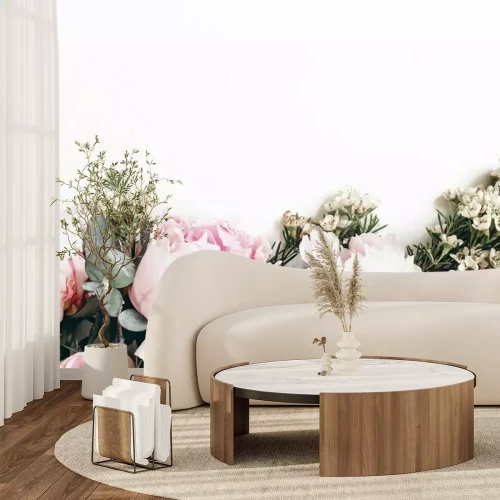 Fotobehang Pioenrozen en eucalyptustakken op een witte achtergrond